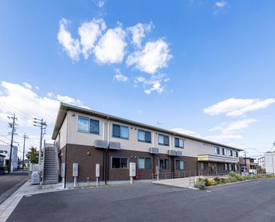 青空背景の建物外観