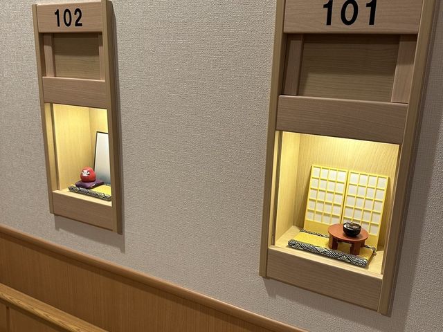 廊下の案内表示 廊下 綺麗で機能的な廊下の案内表示は、利用者への思いやりを感じさせる空間づくりを大切にしています。