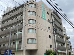 多階層の建物の外観