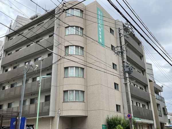 多階層の建物の外観