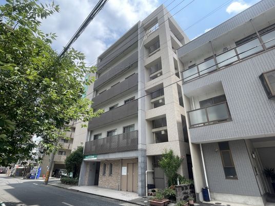 モダンなデザインの建物外観