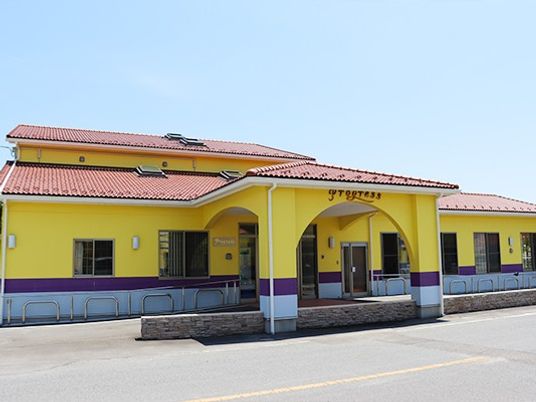 黄色い外観の建物  