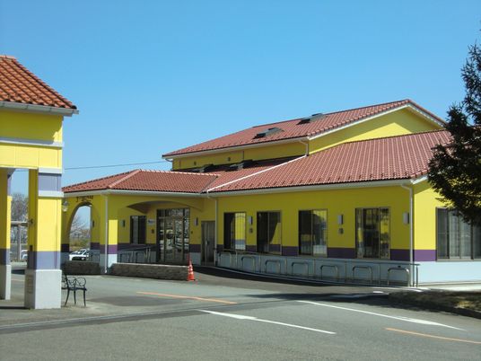 黄色い建物の外観  