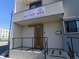 明るいエントランス外観