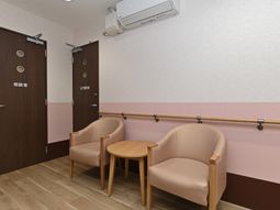 待合エリアの椅子とテーブル