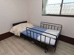 シンプルな寝室のベッド