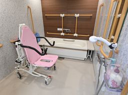 バリアフリー設計の浴室