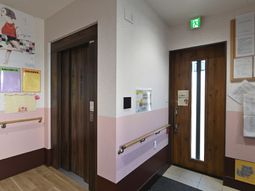 廊下のエレベーターと出口