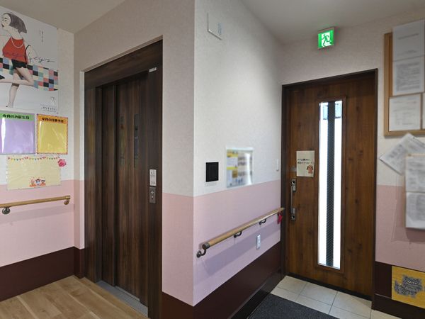 廊下のエレベーターと出口