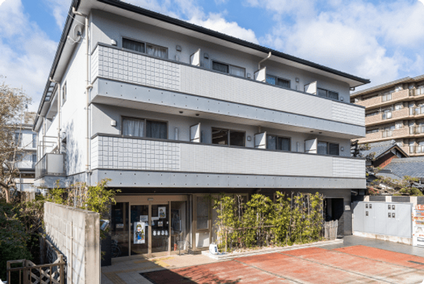 白い外壁の施設外観