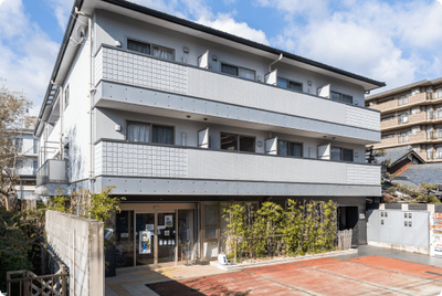 白い外壁の施設外観