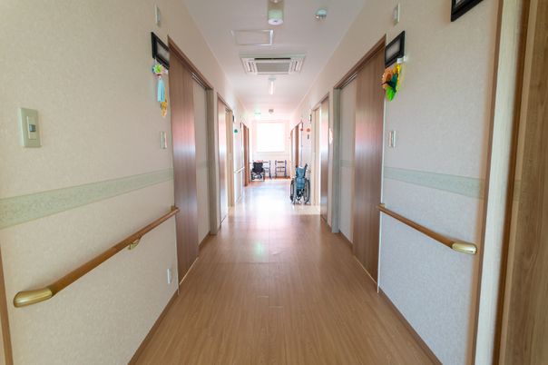 手すり付き廊下と車椅子