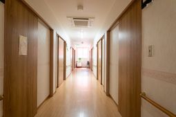 明るく清潔な廊下