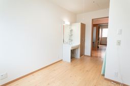 明るい洋室の空間