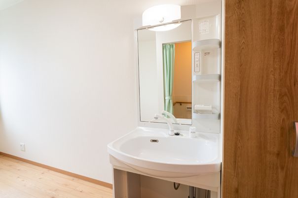 明るい洗面台の設備