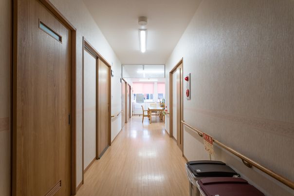明るい廊下と休憩スペース