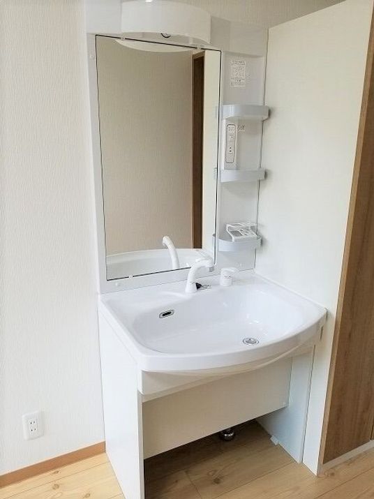 洗面台と鏡付きの壁