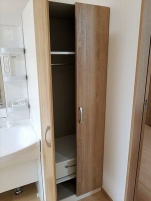 洗面台と木製クローゼット