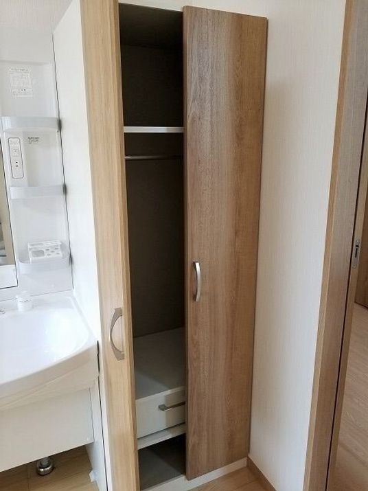 洗面台と木製クローゼット