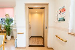 明るいエレベーター入口