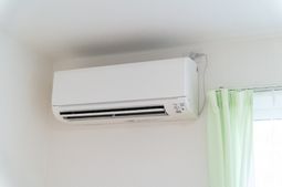 エアコンが稼働中の部屋