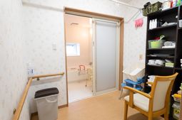 温かみのある浴室入口