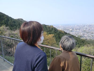 自然を眺める人物二人