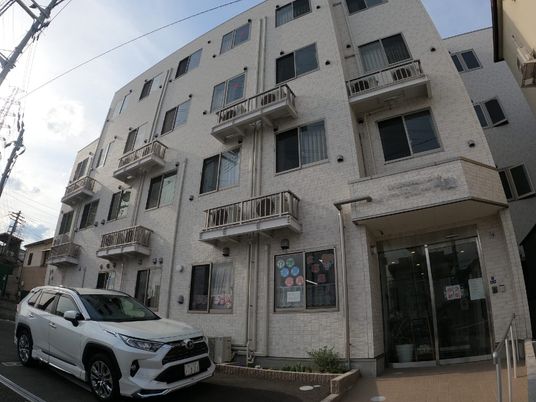 白い建物の外観