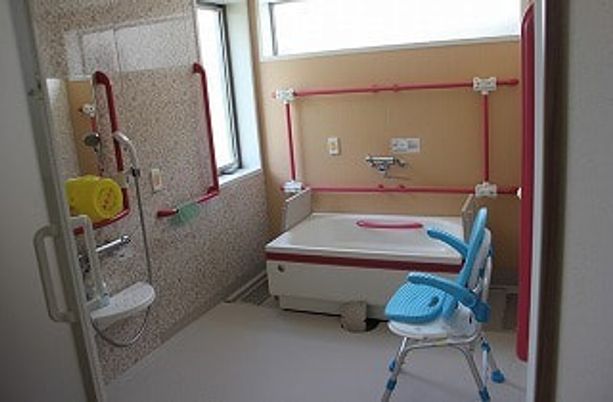 バリアフリー設計の浴室