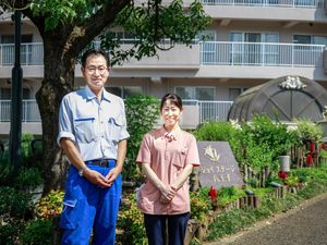 庭で並ぶスタッフ  