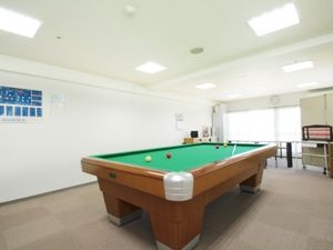 ビリヤード台のある多目的室  