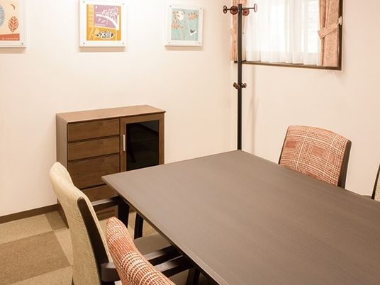 居室の食卓と椅子