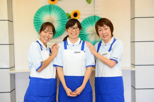 笑顔のスタッフ三人組