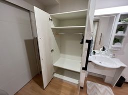 居室の清潔なクローゼット設備