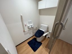 手すり完備のトイレ空間