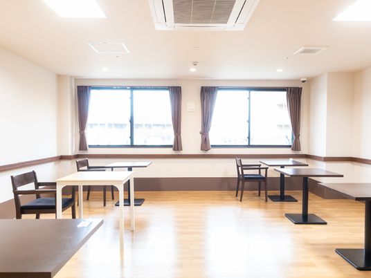 清潔な食堂の室内