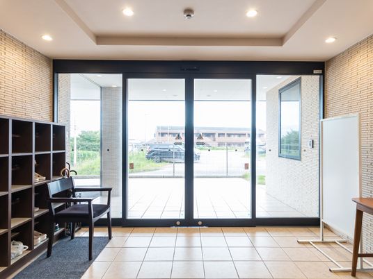 エントランスの明るい通路