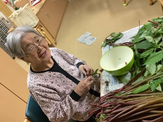 活動中の利用者 活動室