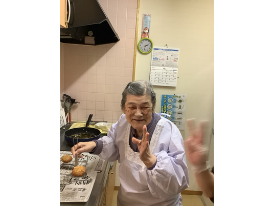 料理をする笑顔の女性