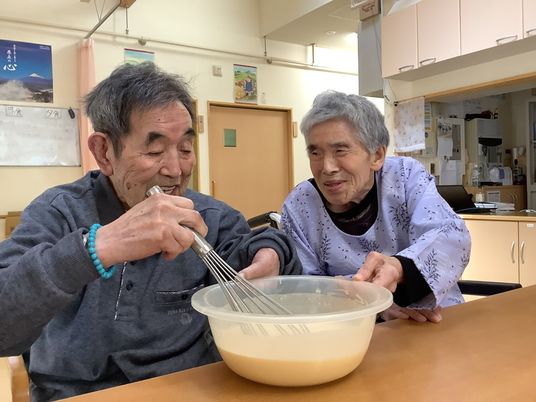 利用者が調理を楽しむ様子