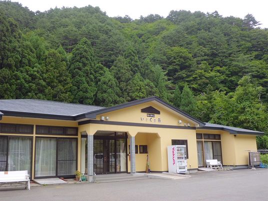 笑顔のスタッフと高齢者、外
