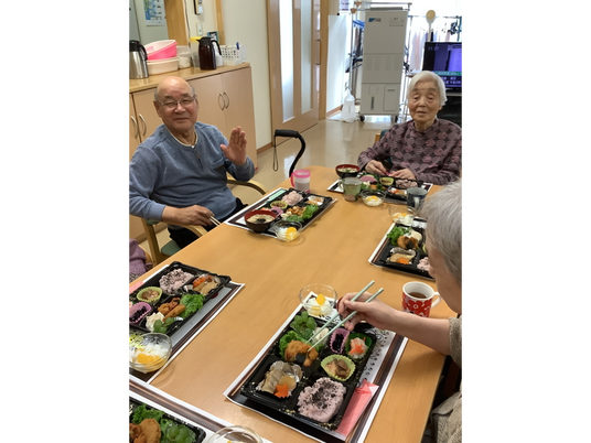 食事を楽しむ皆さん 食堂