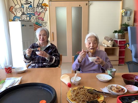 楽しい昼食時の食堂