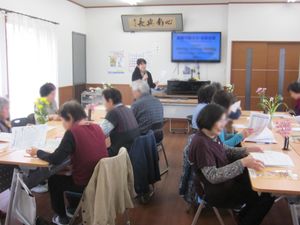 講義を受ける人々のラウンジ