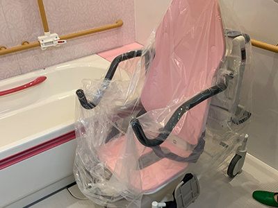 介護用椅子のある浴室