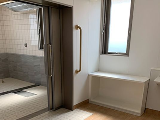 落ち着いた設計の浴室