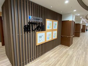 絵画が飾られた廊下
