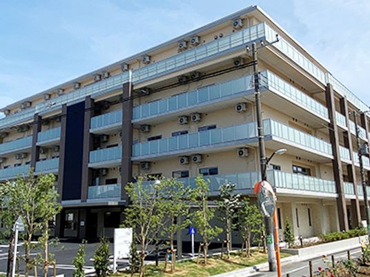 近代的な大きな建物の外観