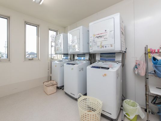 洗濯機が並ぶ部屋