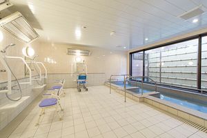広々とした浴槽の浴室